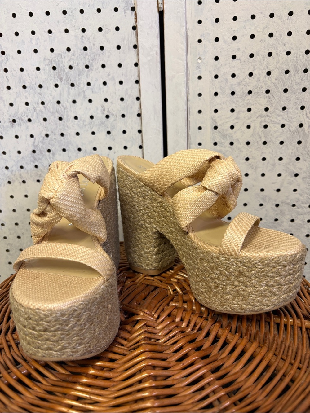 Stuart Weitzman - Picture 8 of 9